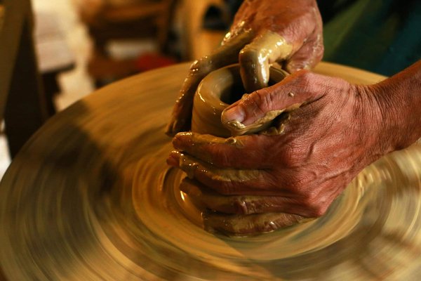 Où découvrir les secrets de la poterie traditionnelle en Tunisie : ateliers et artisans ?